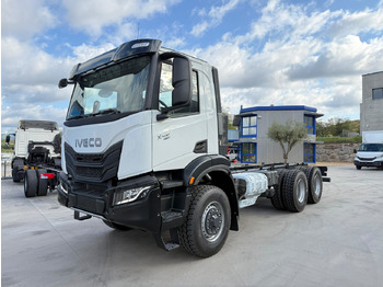 משאית עם שלדת תא IVECO X-WAY