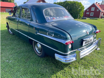 מכונית FORD V-8 CUSTOM DE LUXE: תמונה 3
