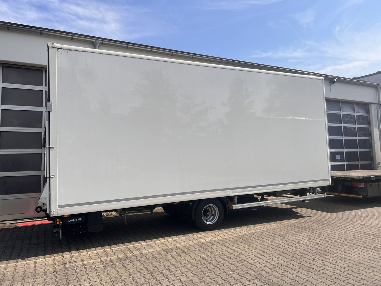 Ackermann 1 Achs Kofferanhänger mit Ladebordwand 10,5 t G - קרון נגרר בתיבה סגורה: תמונה 5 Ackermann 1 Achs Kofferanhänger mit Ladebordwand 10,5 t G - קרון נגרר בתיבה סגורה: תמונה 5