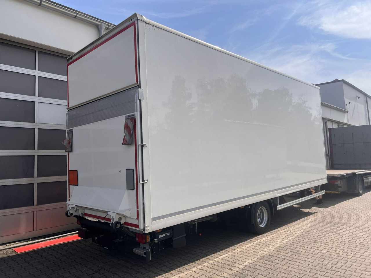 Ackermann 1 Achs Kofferanhänger mit Ladebordwand 10,5 t G - קרון נגרר בתיבה סגורה: תמונה 1 Ackermann 1 Achs Kofferanhänger mit Ladebordwand 10,5 t G - קרון נגרר בתיבה סגורה: תמונה 1