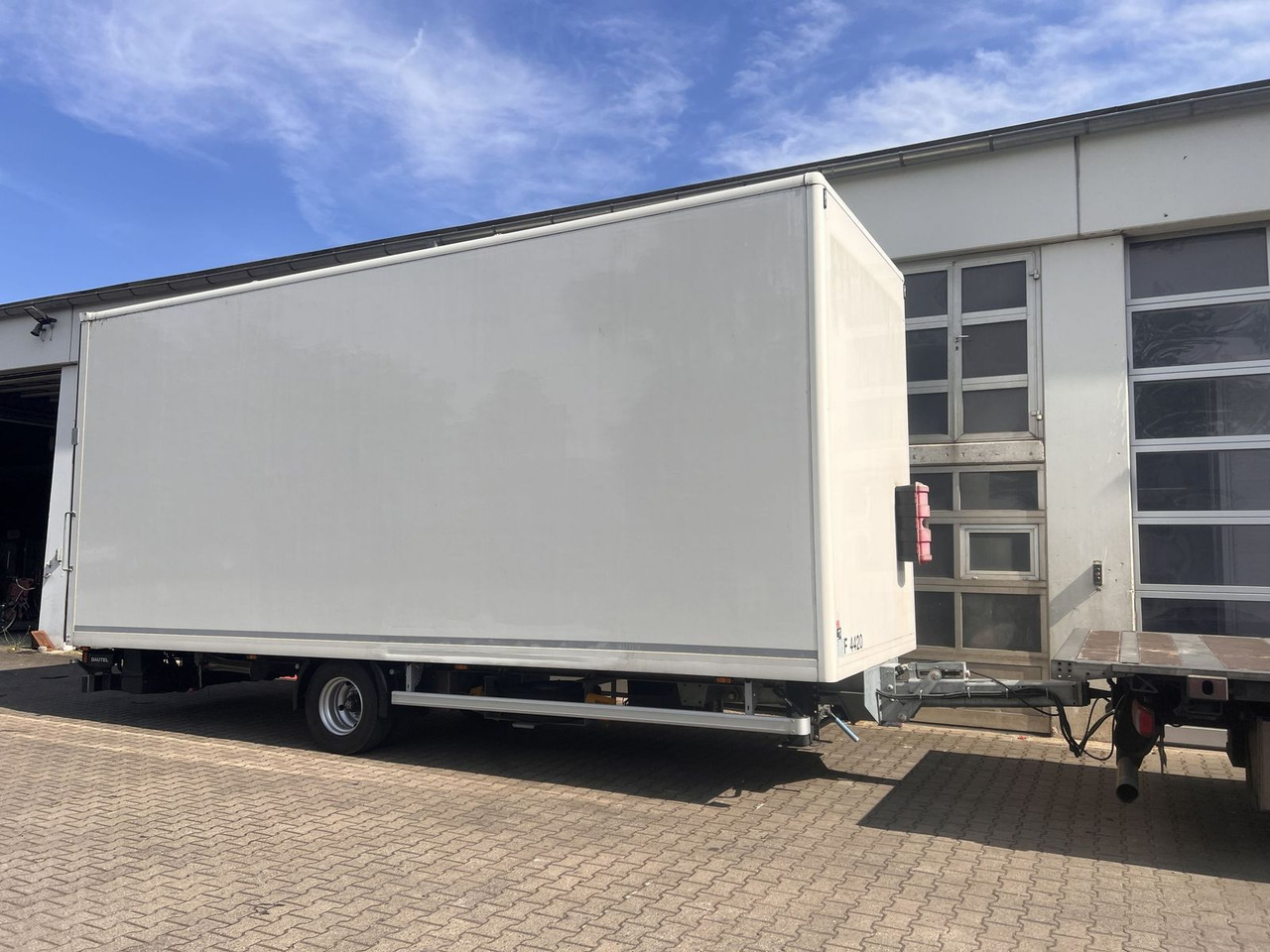 Ackermann 1 Achs Kofferanhänger mit Ladebordwand 10,5 t G - קרון נגרר בתיבה סגורה: תמונה 3 Ackermann 1 Achs Kofferanhänger mit Ladebordwand 10,5 t G - קרון נגרר בתיבה סגורה: תמונה 3