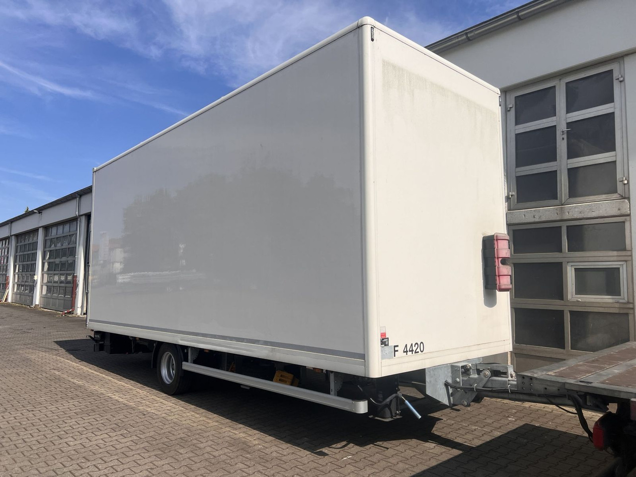 Ackermann 1 Achs Kofferanhänger mit Ladebordwand 10,5 t G - קרון נגרר בתיבה סגורה: תמונה 2 Ackermann 1 Achs Kofferanhänger mit Ladebordwand 10,5 t G - קרון נגרר בתיבה סגורה: תמונה 2