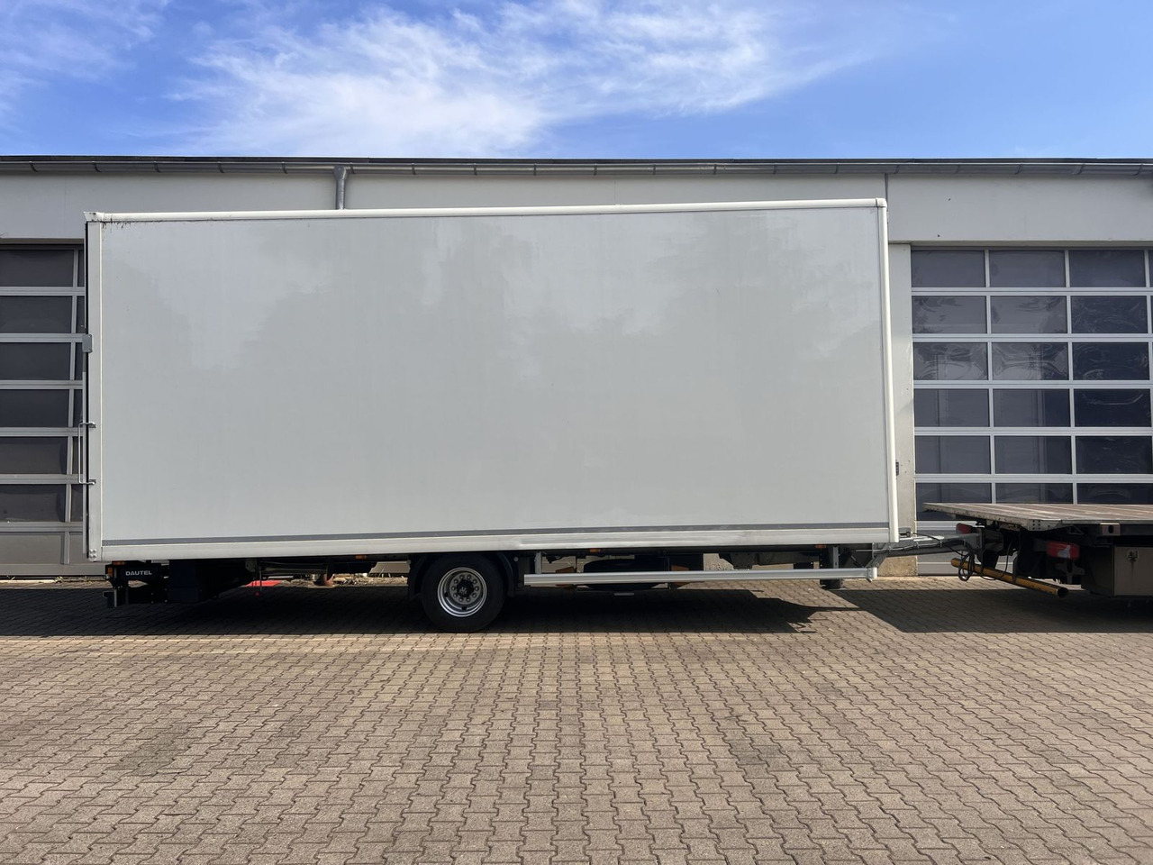 Ackermann 1 Achs Kofferanhänger mit Ladebordwand 10,5 t G - קרון נגרר בתיבה סגורה: תמונה 4 Ackermann 1 Achs Kofferanhänger mit Ladebordwand 10,5 t G - קרון נגרר בתיבה סגורה: תמונה 4