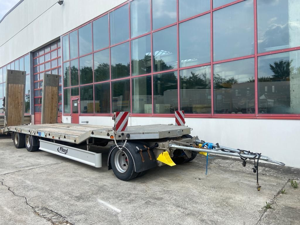 Fliegl 3 Achs Tiefladeranhänger - קרון נגרר עם מטען נמוך: תמונה 2 Fliegl 3 Achs Tiefladeranhänger - קרון נגרר עם מטען נמוך: תמונה 2
