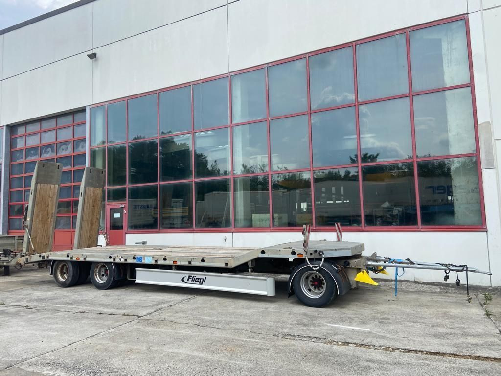 Fliegl 3 Achs Tiefladeranhänger - קרון נגרר עם מטען נמוך: תמונה 1 Fliegl 3 Achs Tiefladeranhänger - קרון נגרר עם מטען נמוך: תמונה 1