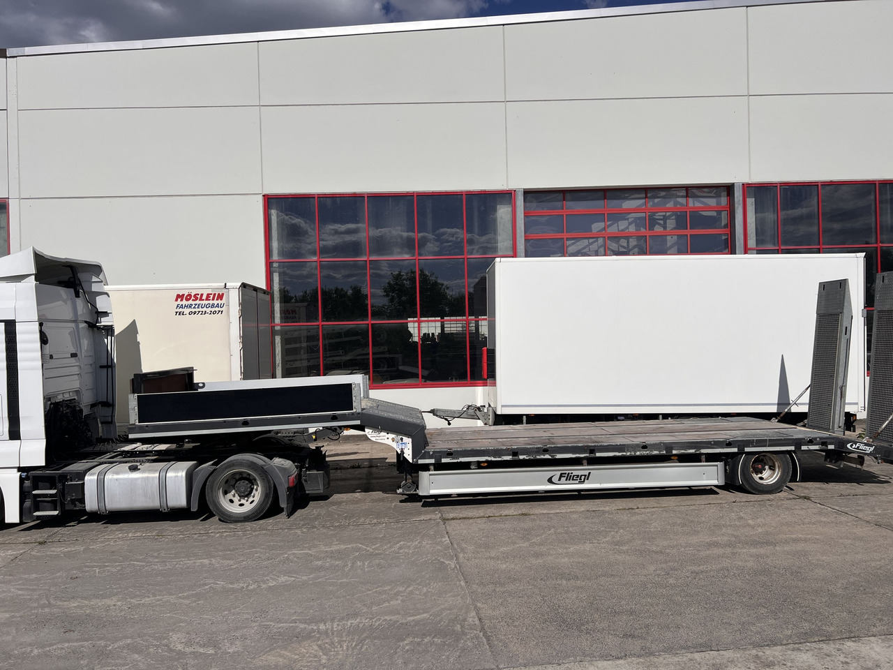 Fliegl SES210 1 Achs Satteltieflader - סמיטריילר עם מטען נמוך: תמונה 1 Fliegl SES210 1 Achs Satteltieflader - סמיטריילר עם מטען נמוך: תמונה 1