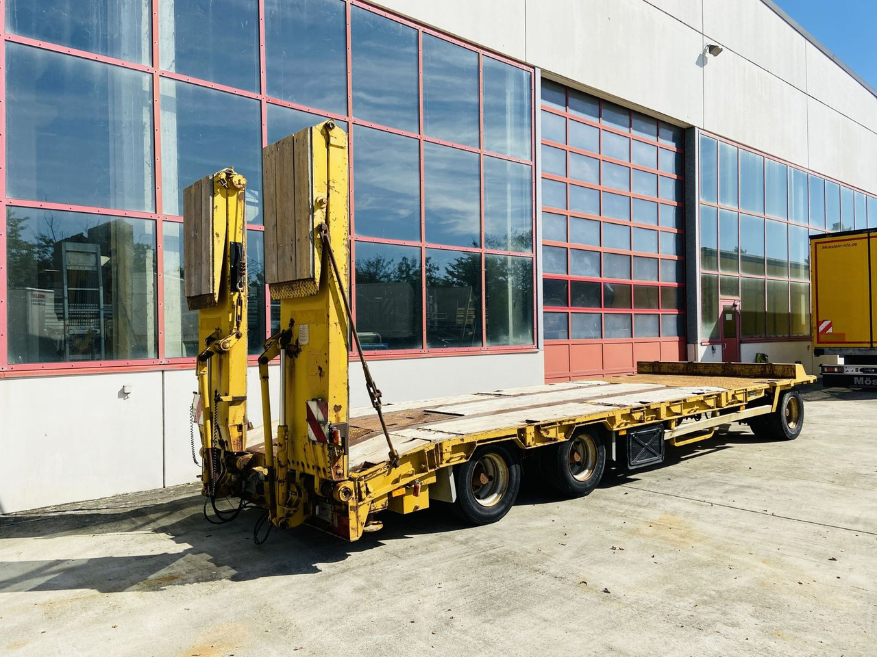 Goldhofer 3 Achs Tiefladeranhänger - קרון נגרר עם מטען נמוך: תמונה 2 Goldhofer 3 Achs Tiefladeranhänger - קרון נגרר עם מטען נמוך: תמונה 2