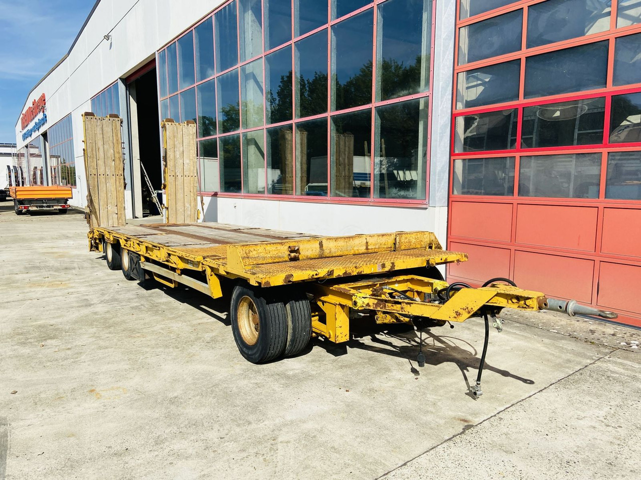 Goldhofer 3 Achs Tiefladeranhänger - קרון נגרר עם מטען נמוך: תמונה 3 Goldhofer 3 Achs Tiefladeranhänger - קרון נגרר עם מטען נמוך: תמונה 3