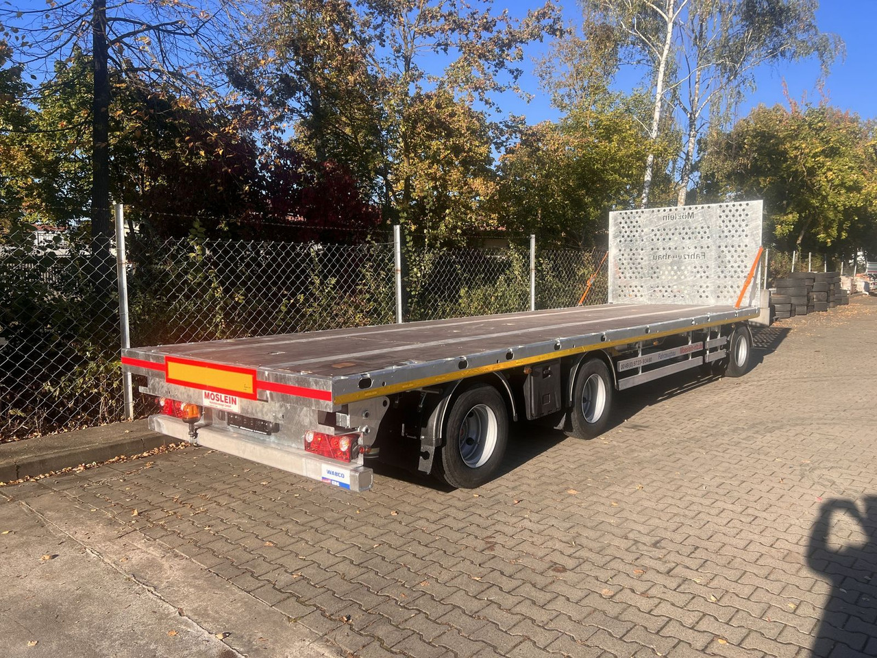 Möslein 3 Achs Jumbo- Plato- Anhänger 8,60 m, Mega - קרון נגרר צד נופל/ שטוח: תמונה 4 Möslein 3 Achs Jumbo- Plato- Anhänger 8,60 m, Mega - קרון נגרר צד נופל/ שטוח: תמונה 4