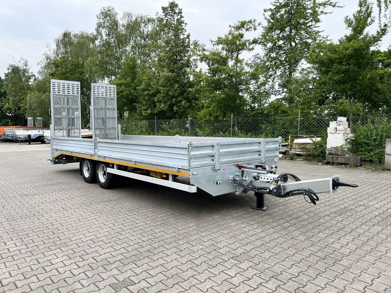Möslein Neuer Tandemtieflader, 7,28 m Ladefläche, breit - קרון נגרר עם מטען נמוך: תמונה 1 Möslein Neuer Tandemtieflader, 7,28 m Ladefläche, breit - קרון נגרר עם מטען נמוך: תמונה 1