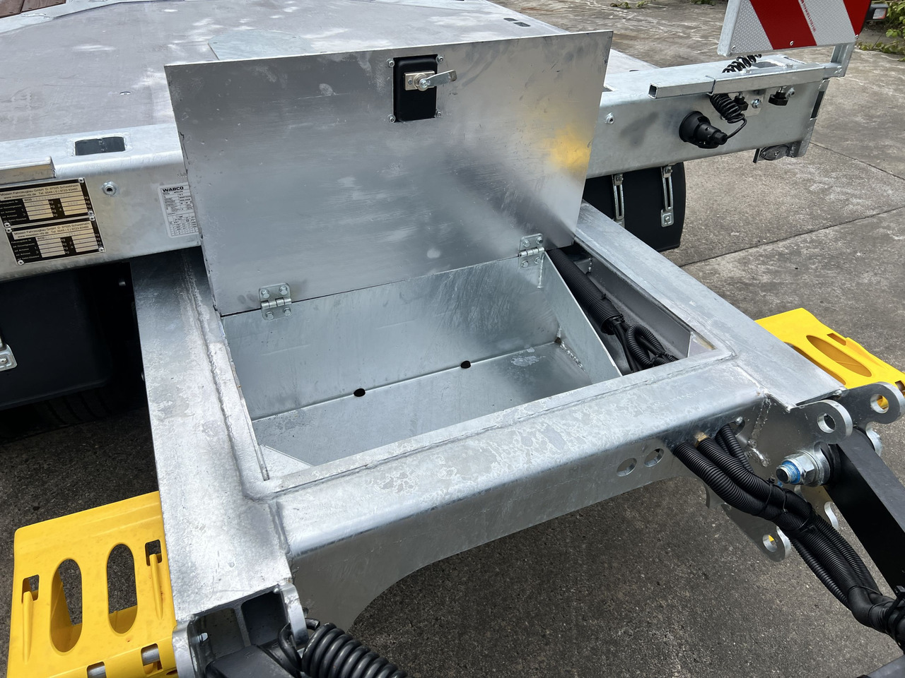 Möslein T 3-9,20 F 3 Achs Tieflader mit gerader Ladefläche 9 m, Neufahrzeug - קרון נגרר עם מטען נמוך: תמונה 3 Möslein T 3-9,20 F 3 Achs Tieflader mit gerader Ladefläche 9 m, Neufahrzeug - קרון נגרר עם מטען נמוך: תמונה 3