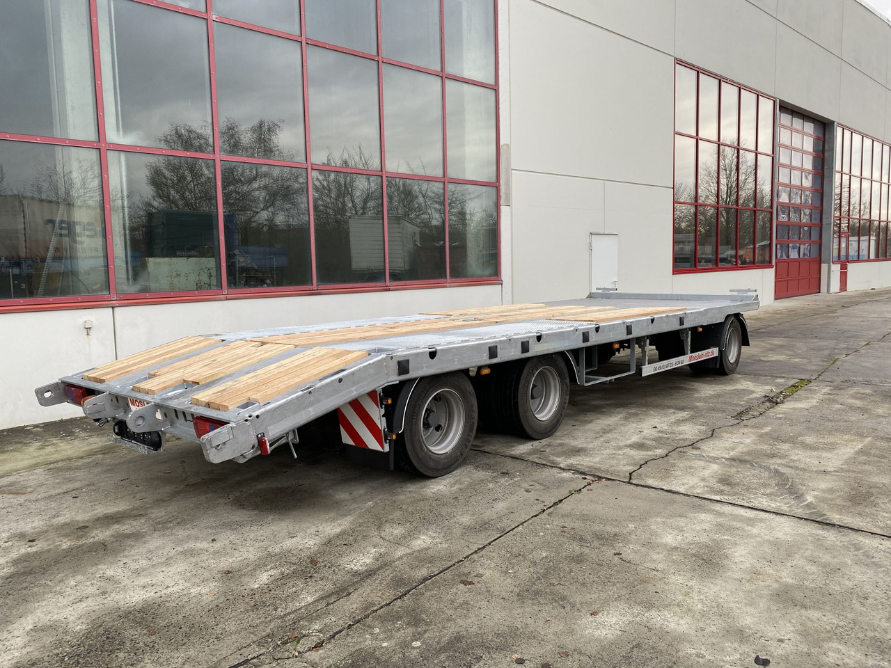 Möslein T 3-P9,2 OR 3 Achs Tieflader gerader Ladefläche 9 m, Neufahrzeug - קרון נגרר עם מטען נמוך: תמונה 4 Möslein T 3-P9,2 OR 3 Achs Tieflader gerader Ladefläche 9 m, Neufahrzeug - קרון נגרר עם מטען נמוך: תמונה 4