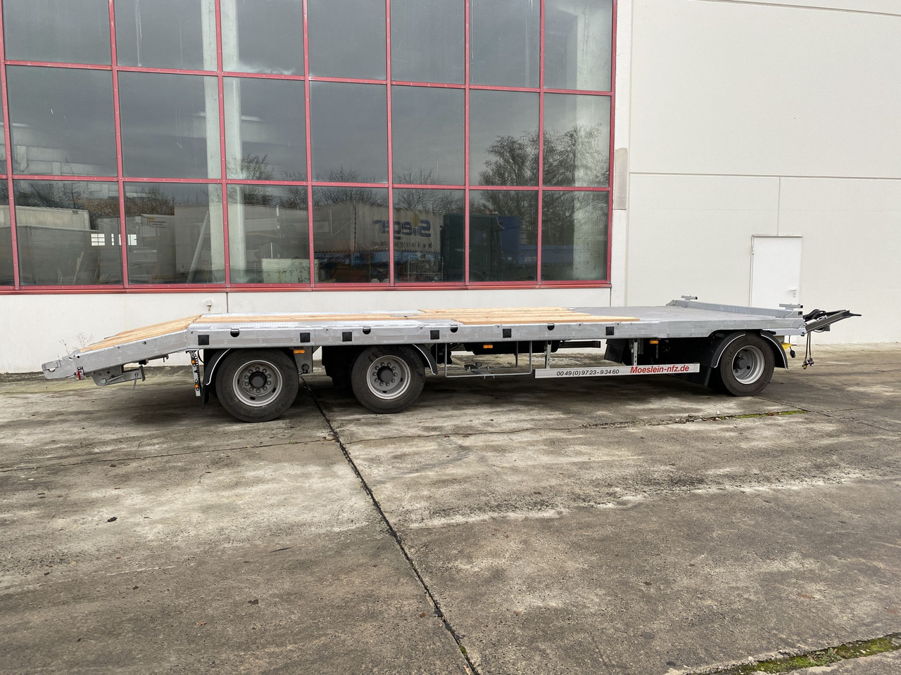 Möslein T 3-P9,2 OR 3 Achs Tieflader gerader Ladefläche 9 m, Neufahrzeug - קרון נגרר עם מטען נמוך: תמונה 3 Möslein T 3-P9,2 OR 3 Achs Tieflader gerader Ladefläche 9 m, Neufahrzeug - קרון נגרר עם מטען נמוך: תמונה 3