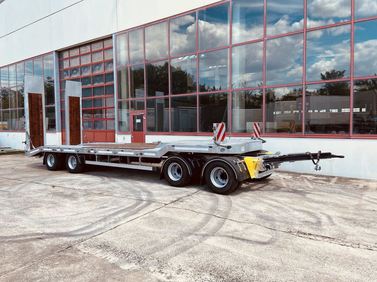 Möslein T 4 VB F 4 Achs Tieflader- Anhänger, Neufahrzeug - קרון נגרר עם מטען נמוך: תמונה 4 Möslein T 4 VB F 4 Achs Tieflader- Anhänger, Neufahrzeug - קרון נגרר עם מטען נמוך: תמונה 4