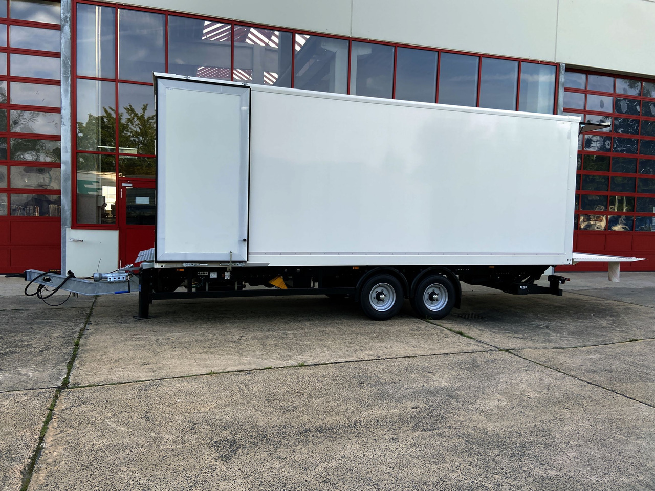 Möslein TK0105D-L Weiß Tandem Koffer, Ladebordwand 1,5 t + DurchladbarNeufahrzeug -- - קרון נגרר בתיבה סגורה: תמונה 3 Möslein TK0105D-L Weiß Tandem Koffer, Ladebordwand 1,5 t + DurchladbarNeufahrzeug -- - קרון נגרר בתיבה סגורה: תמונה 3