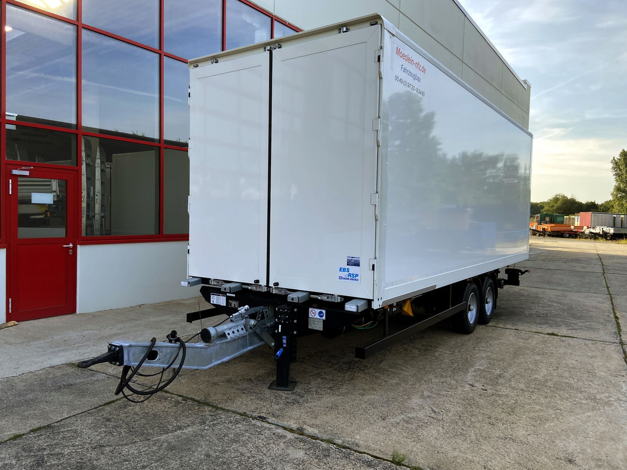 Möslein TK0105D-L Weiß Tandem Koffer, Ladebordwand 1,5 t + DurchladbarNeufahrzeug -- - קרון נגרר בתיבה סגורה: תמונה 4 Möslein TK0105D-L Weiß Tandem Koffer, Ladebordwand 1,5 t + DurchladbarNeufahrzeug -- - קרון נגרר בתיבה סגורה: תמונה 4