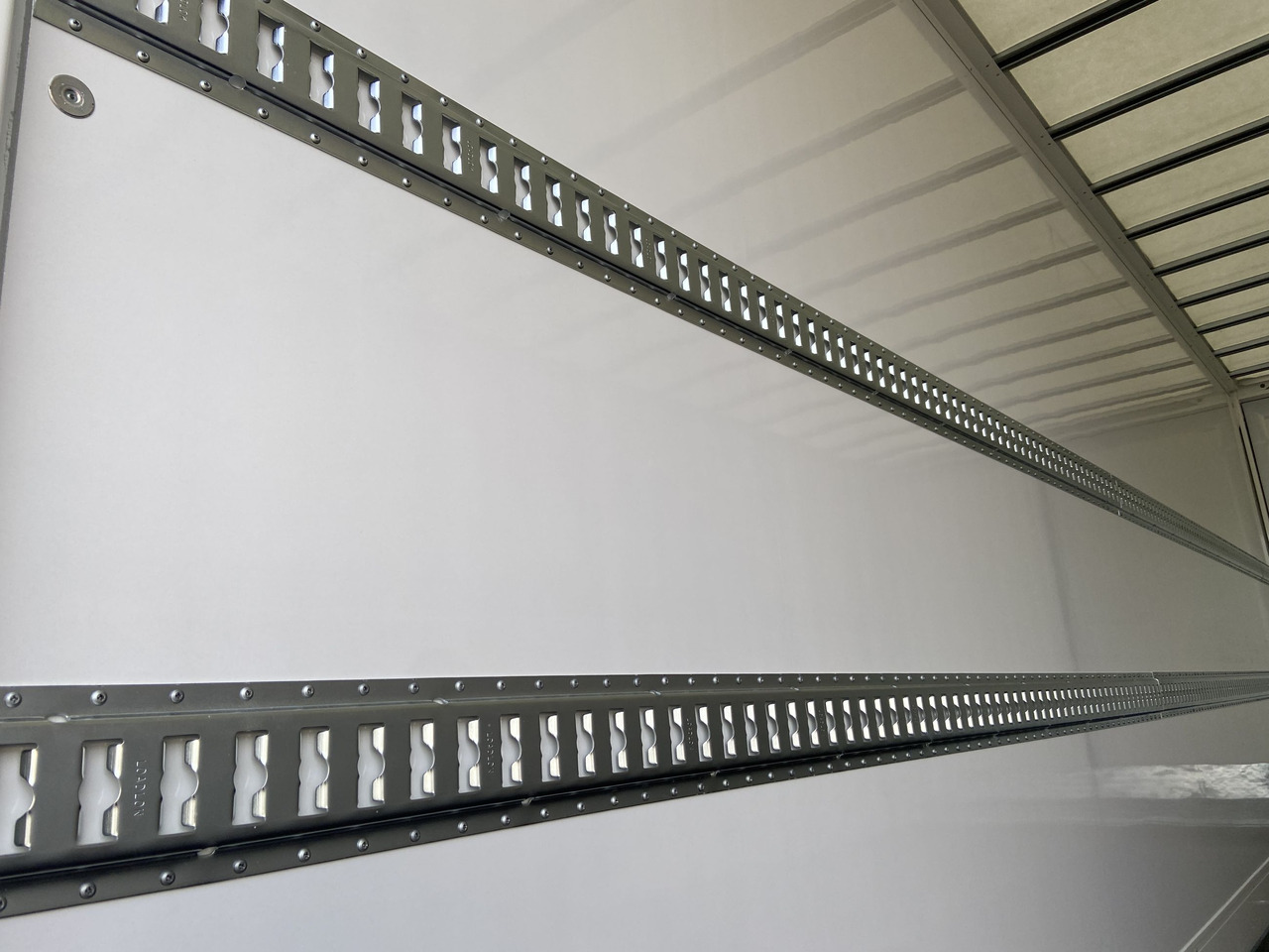 Möslein TKO 105 D 6m weiß Tandem- Koffer, Durchladbar, -- Neufahrzeug -- - קרון נגרר בתיבה סגורה: תמונה 4 Möslein TKO 105 D 6m weiß Tandem- Koffer, Durchladbar, -- Neufahrzeug -- - קרון נגרר בתיבה סגורה: תמונה 4