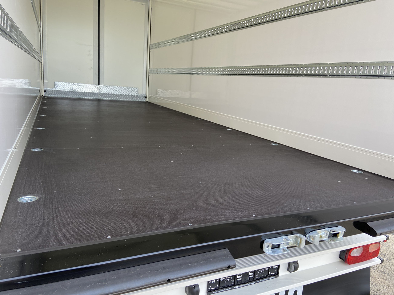 Möslein TKO 105 D 7m weiß Tandem- Koffer, Durchladbar, -- Neufahrzeug -- - קרון נגרר בתיבה סגורה: תמונה 4 Möslein TKO 105 D 7m weiß Tandem- Koffer, Durchladbar, -- Neufahrzeug -- - קרון נגרר בתיבה סגורה: תמונה 4