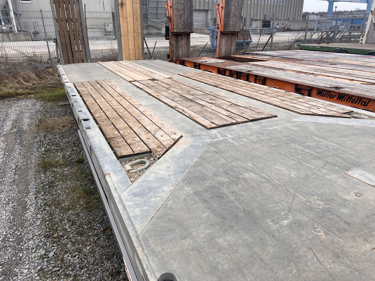 Möslein TO 3 F Schwebheim 3 Achs Tiefladeranhänger 9 m Ladefläche - קרון נגרר עם מטען נמוך: תמונה 2 Möslein TO 3 F Schwebheim 3 Achs Tiefladeranhänger 9 m Ladefläche - קרון נגרר עם מטען נמוך: תמונה 2