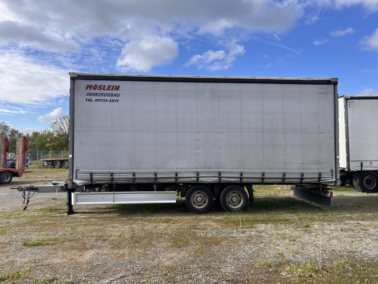 Möslein TPF 11-D Schwebheim Tandem- Planenanhänger Durchladen - קרון נגרר עם וילונות צד: תמונה 1 Möslein TPF 11-D Schwebheim Tandem- Planenanhänger Durchladen - קרון נגרר עם וילונות צד: תמונה 1
