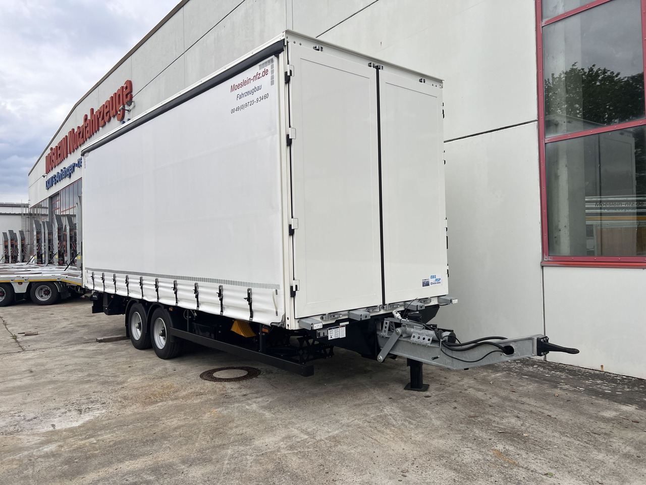 Möslein TPS 105 D-L Planenanhänger, Ladebordwand + Durchladbar neuwertig - קרון נגרר עם וילונות צד: תמונה 3 Möslein TPS 105 D-L Planenanhänger, Ladebordwand + Durchladbar neuwertig - קרון נגרר עם וילונות צד: תמונה 3