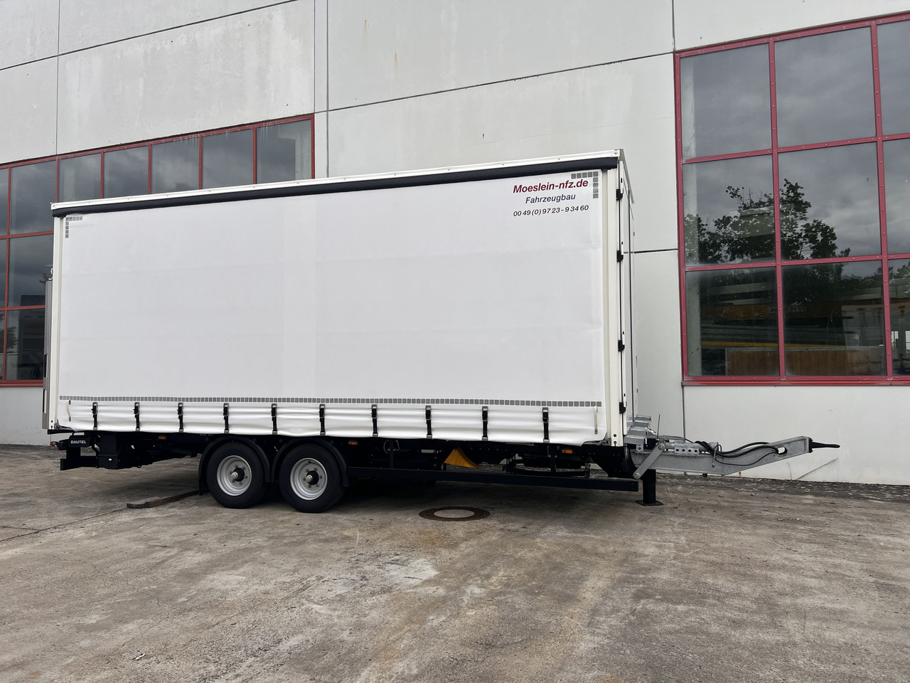 Möslein TPS 105 D-L Planenanhänger, Ladebordwand + Durchladbar neuwertig - קרון נגרר עם וילונות צד: תמונה 4 Möslein TPS 105 D-L Planenanhänger, Ladebordwand + Durchladbar neuwertig - קרון נגרר עם וילונות צד: תמונה 4