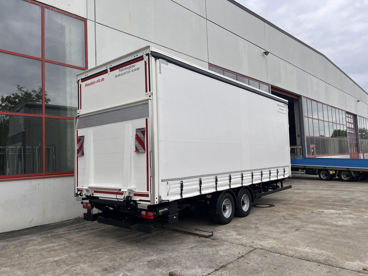 Möslein TPS 105 D-L Planenanhänger, Ladebordwand + Durchladbar neuwertig - קרון נגרר עם וילונות צד: תמונה 2 Möslein TPS 105 D-L Planenanhänger, Ladebordwand + Durchladbar neuwertig - קרון נגרר עם וילונות צד: תמונה 2
