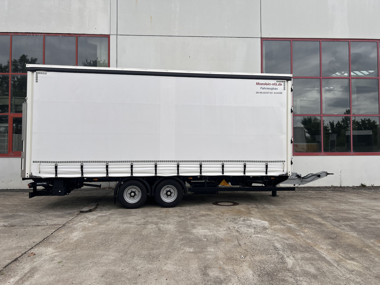 Möslein TPS 105 D-L Planenanhänger, Ladebordwand + Durchladbar neuwertig - קרון נגרר עם וילונות צד: תמונה 1 Möslein TPS 105 D-L Planenanhänger, Ladebordwand + Durchladbar neuwertig - קרון נגרר עם וילונות צד: תמונה 1