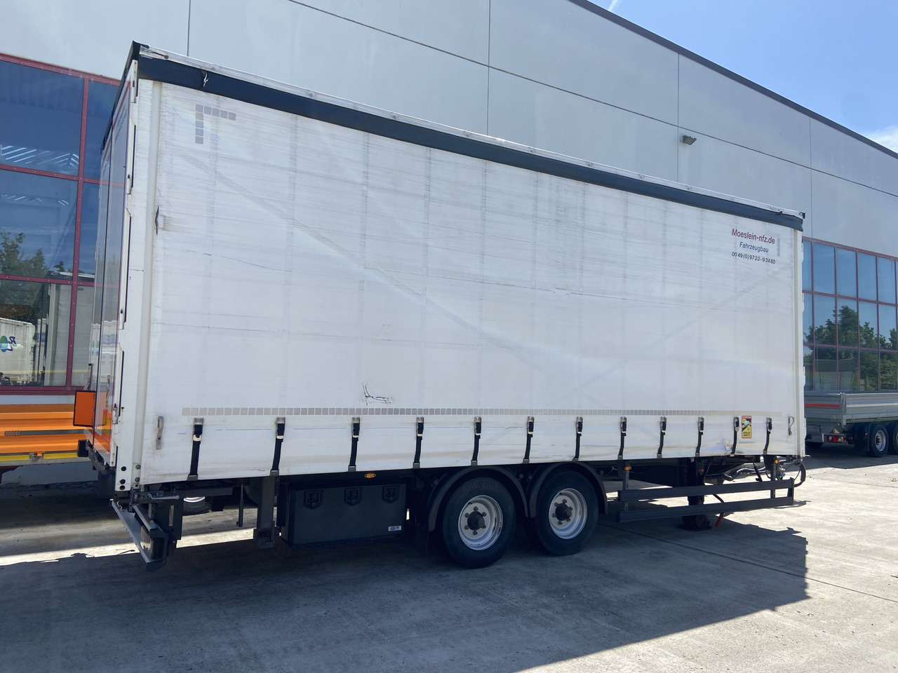 Möslein TPW 105 D Schwebheim Tandem- Planenanhänger Durchladbar - קרון נגרר עם וילונות צד: תמונה 3 Möslein TPW 105 D Schwebheim Tandem- Planenanhänger Durchladbar - קרון נגרר עם וילונות צד: תמונה 3