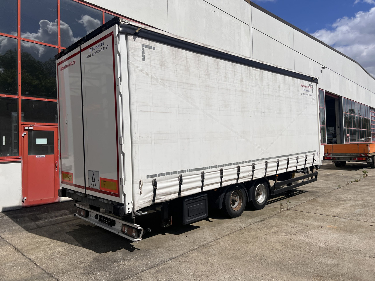 Möslein TPW 105 D Schwebheim Tandemplanenanhänger durchladbar - קרון נגרר עם וילונות צד: תמונה 1 Möslein TPW 105 D Schwebheim Tandemplanenanhänger durchladbar - קרון נגרר עם וילונות צד: תמונה 1