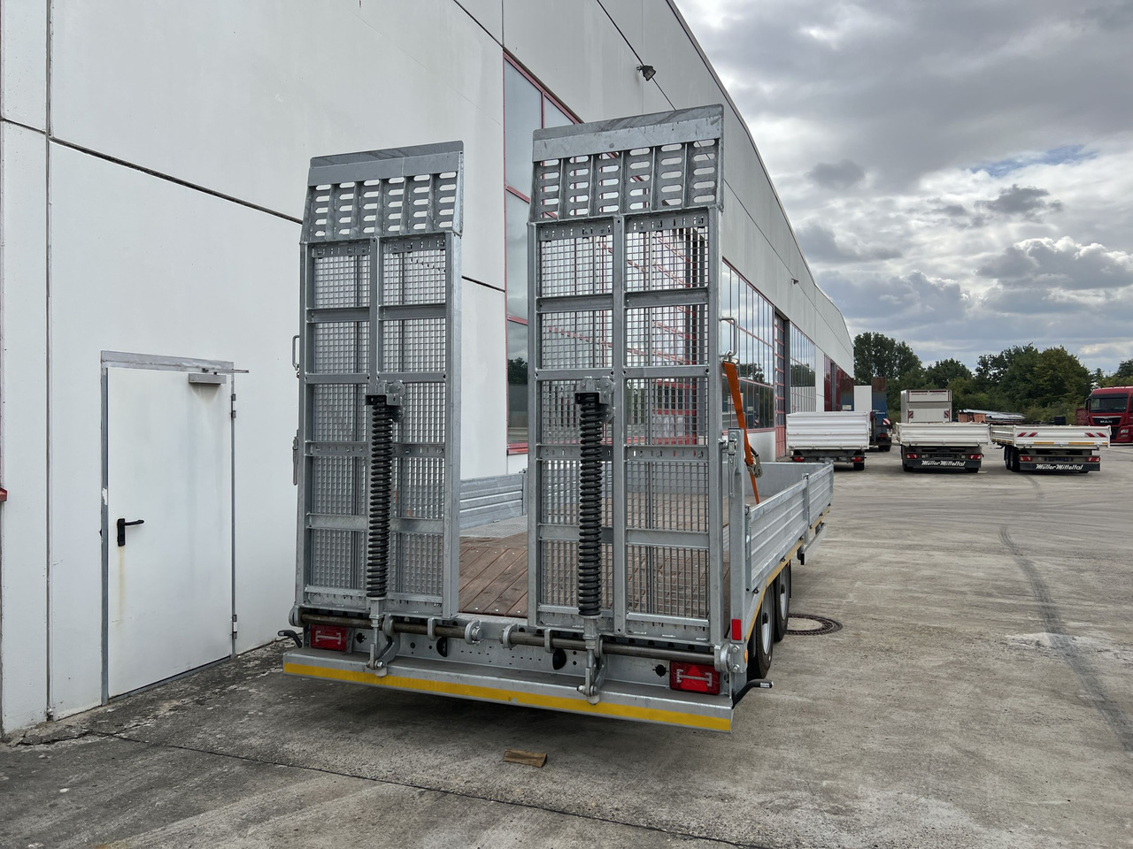 Möslein TT11 BR Neuer Tandemtieflader, breit Rampen - קרון נגרר עם מטען נמוך: תמונה 3 Möslein TT11 BR Neuer Tandemtieflader, breit Rampen - קרון נגרר עם מטען נמוך: תמונה 3