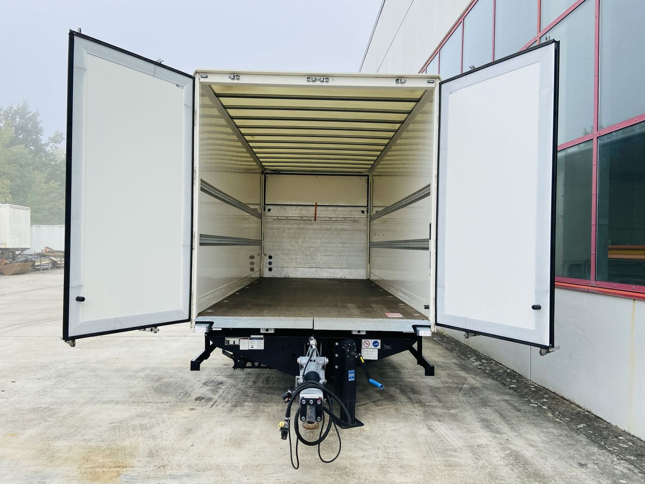 Möslein Tandem Koffer, Ladebordwand 1,5 t + Durchladbar - קרון נגרר בתיבה סגורה: תמונה 5 Möslein Tandem Koffer, Ladebordwand 1,5 t + Durchladbar - קרון נגרר בתיבה סגורה: תמונה 5