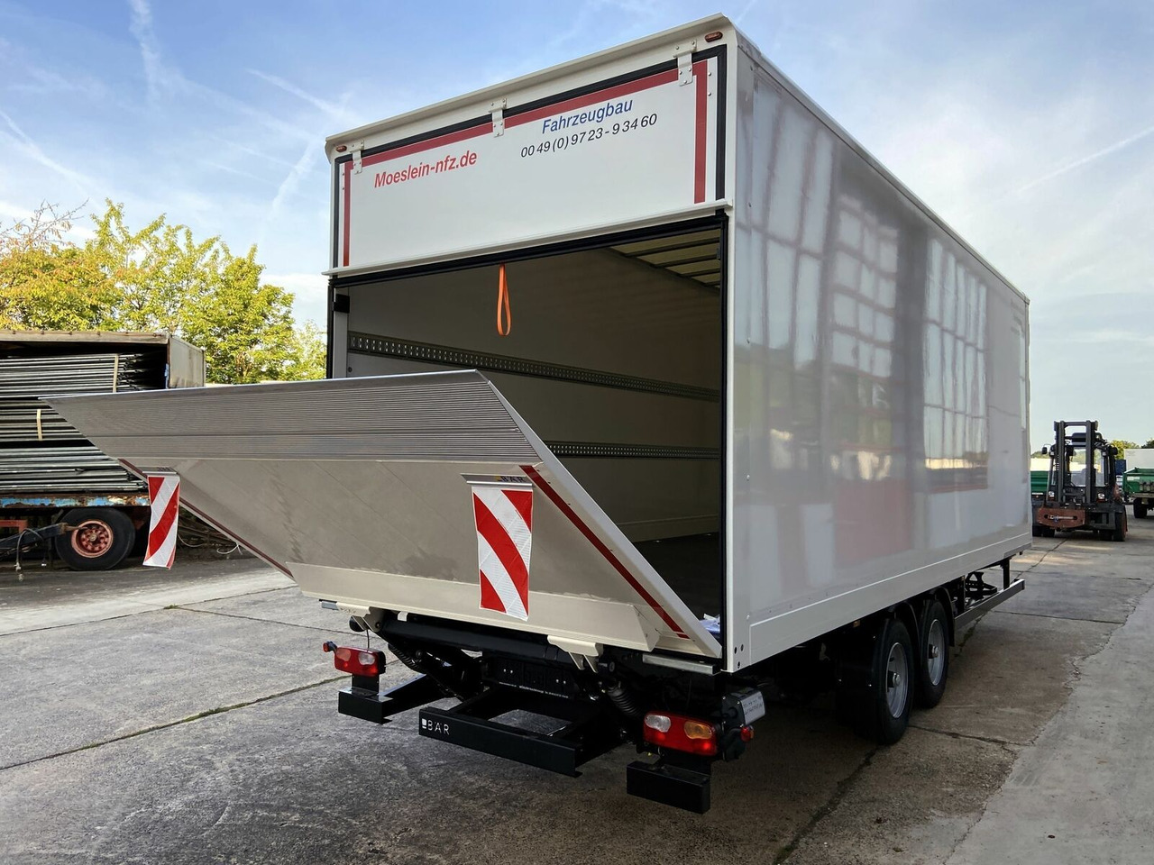 Möslein Tandem Koffer, Ladebordwand 1,5 t + Durchladbar - קרון נגרר בתיבה סגורה: תמונה 2 Möslein Tandem Koffer, Ladebordwand 1,5 t + Durchladbar - קרון נגרר בתיבה סגורה: תמונה 2