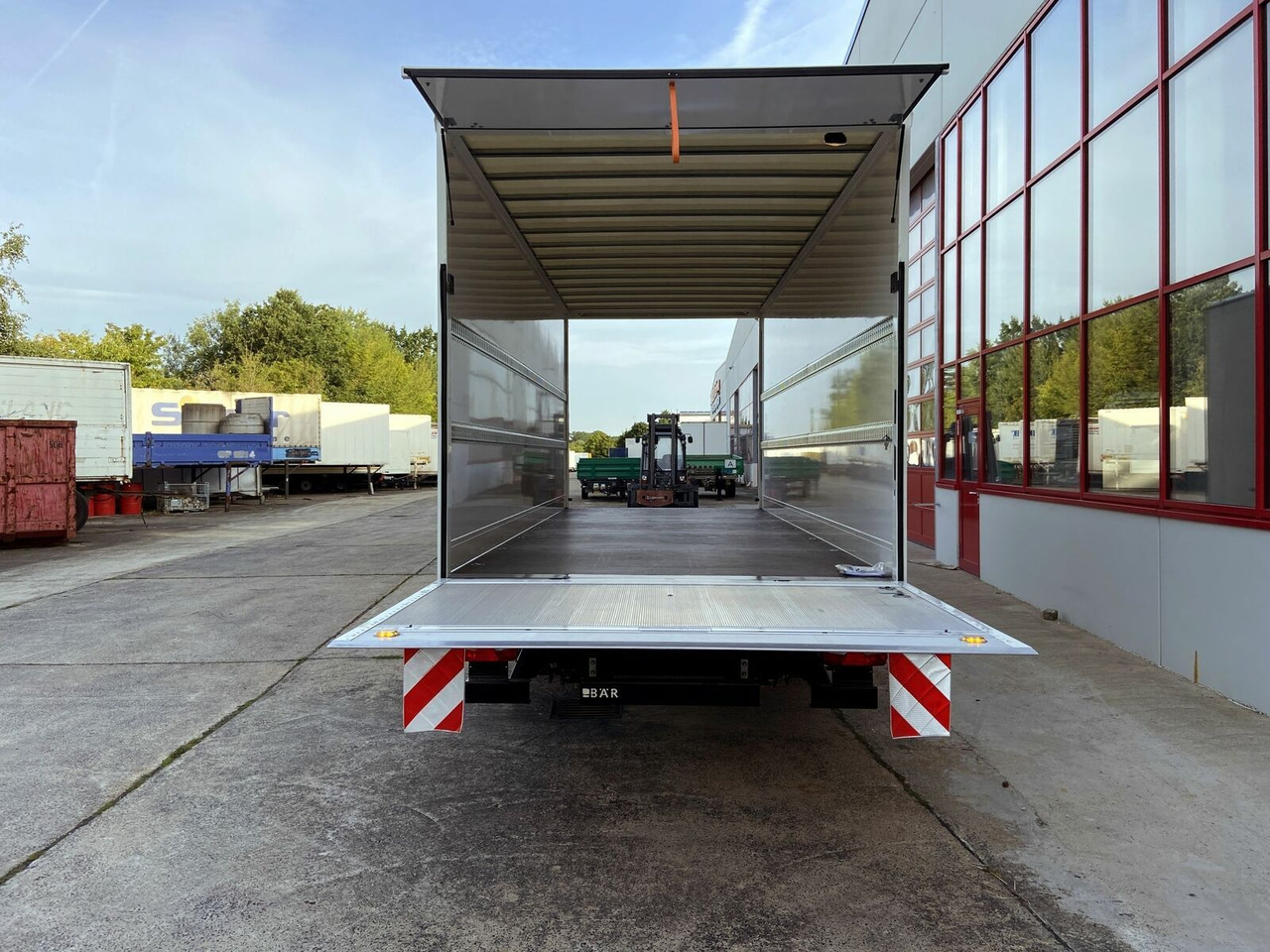 Möslein Tandem Koffer, Ladebordwand 1,5 t + Durchladbar - קרון נגרר בתיבה סגורה: תמונה 4 Möslein Tandem Koffer, Ladebordwand 1,5 t + Durchladbar - קרון נגרר בתיבה סגורה: תמונה 4