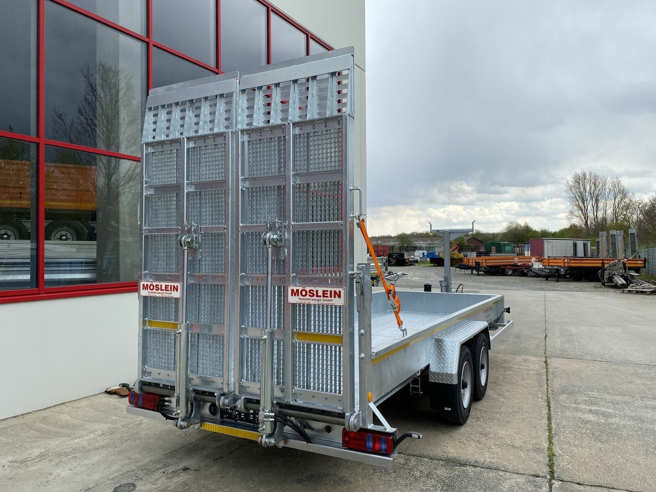 Möslein Tieflader für Fräsen breiten hydraulischen Ramp - קרון נגרר עם מטען נמוך: תמונה 2 Möslein Tieflader für Fräsen breiten hydraulischen Ramp - קרון נגרר עם מטען נמוך: תמונה 2