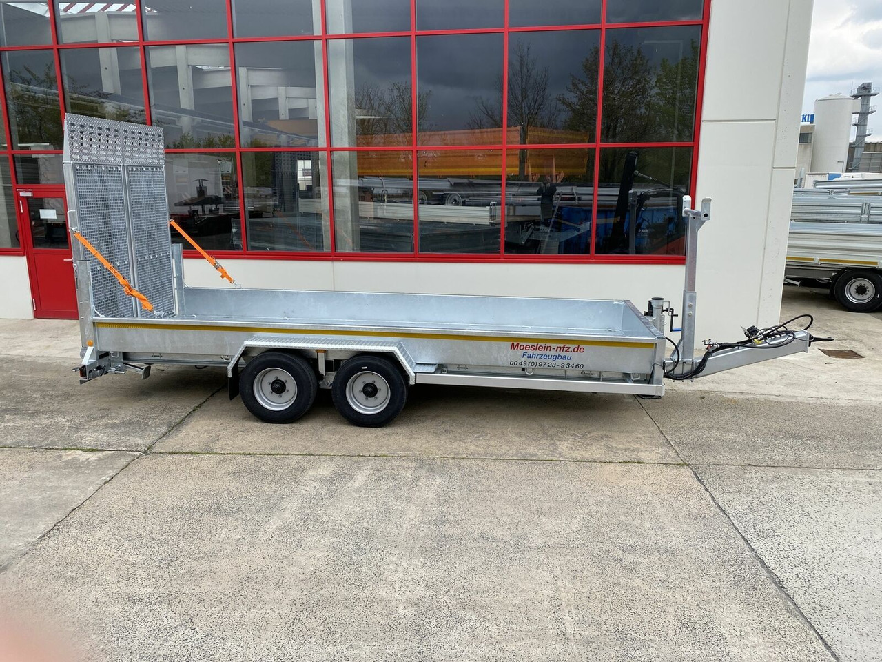 Möslein Tieflader für Fräsen breiten hydraulischen Ramp - קרון נגרר עם מטען נמוך: תמונה 1 Möslein Tieflader für Fräsen breiten hydraulischen Ramp - קרון נגרר עם מטען נמוך: תמונה 1
