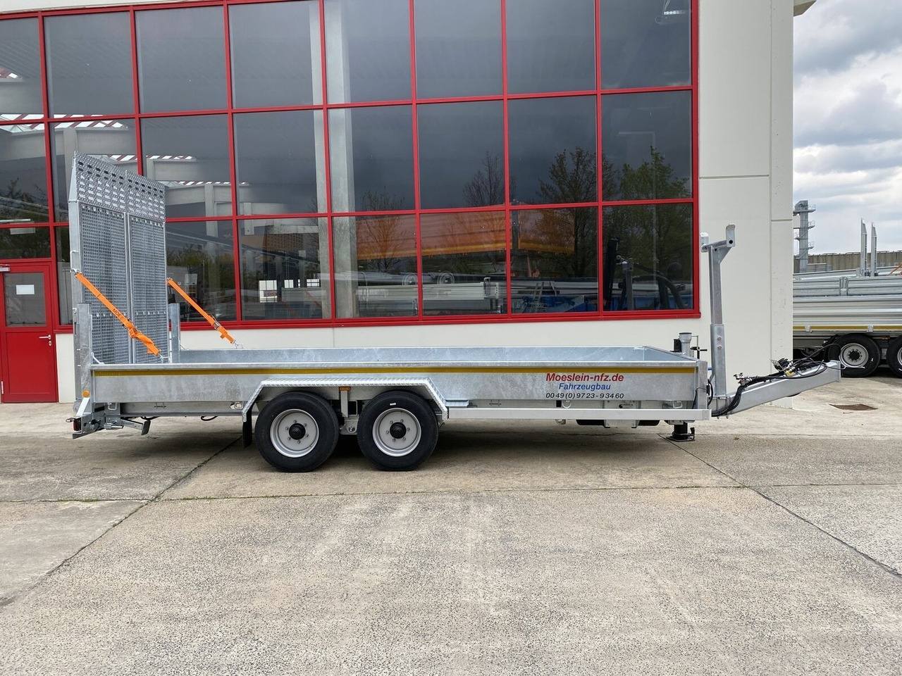 Möslein Tieflader für Fräsen breiten hydraulischen Ramp - קרון נגרר עם מטען נמוך: תמונה 3 Möslein Tieflader für Fräsen breiten hydraulischen Ramp - קרון נגרר עם מטען נמוך: תמונה 3