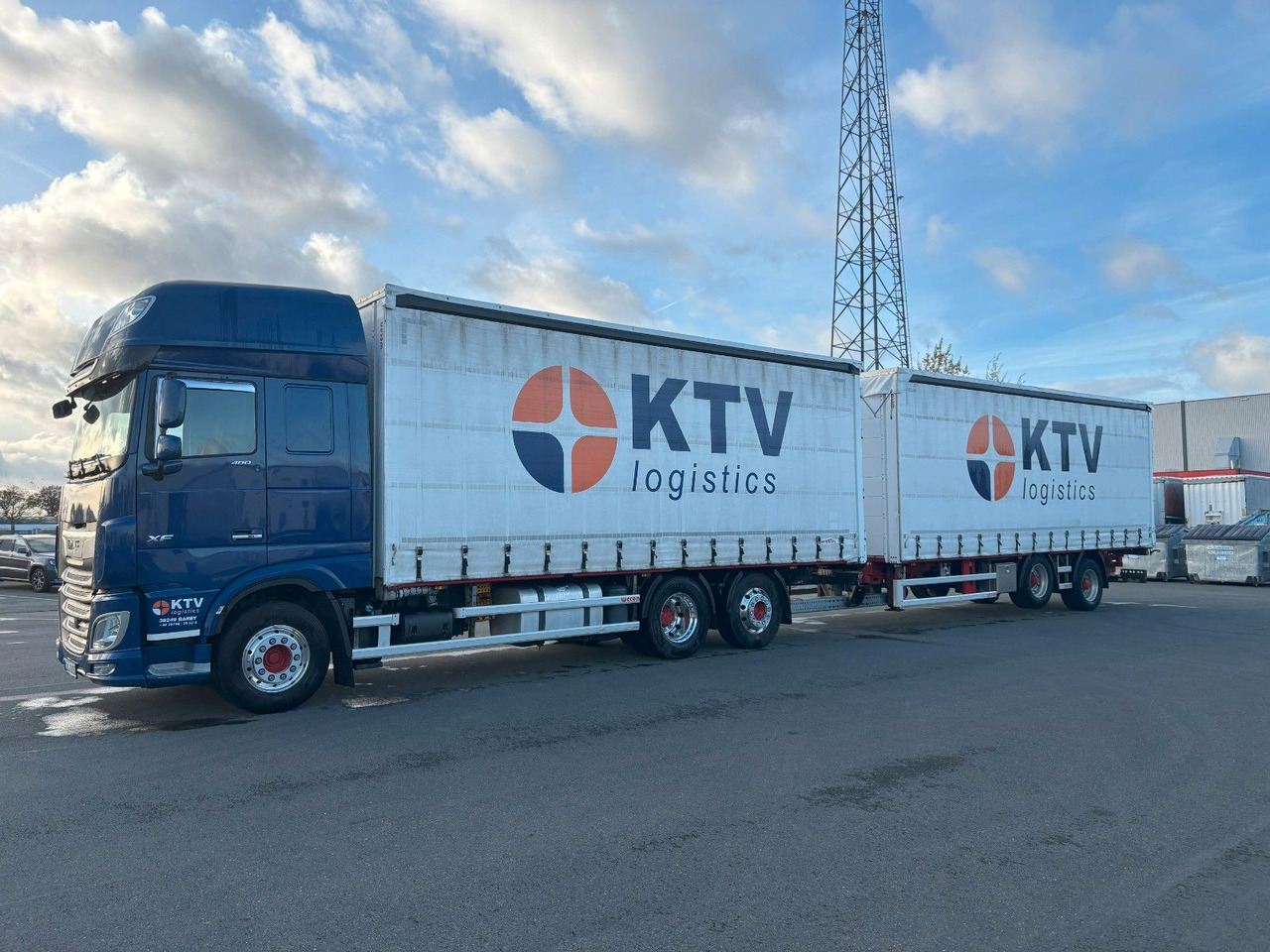 DAF SSC XF 480 Jumbo + Anh Wecon Staplerhalterung - משאית וילונות צד, קרון נגרר עם וילונות צד: תמונה 1 DAF SSC XF 480 Jumbo + Anh Wecon Staplerhalterung - משאית וילונות צד, קרון נגרר עם וילונות צד: תמונה 1