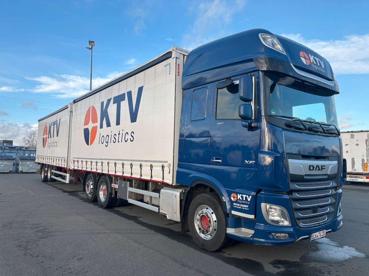 DAF SSC XF 480 Jumbo + Anh Wecon Staplerhalterung - משאית וילונות צד, קרון נגרר עם וילונות צד: תמונה 2 DAF SSC XF 480 Jumbo + Anh Wecon Staplerhalterung - משאית וילונות צד, קרון נגרר עם וילונות צד: תמונה 2