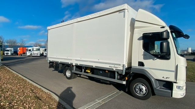 DAF LF 210 8t Pritsche-Plane LBW Tageszulassung - משאית וילונות צד: תמונה 1 DAF LF 210 8t Pritsche-Plane LBW Tageszulassung - משאית וילונות צד: תמונה 1