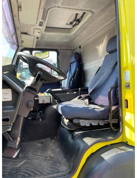 Interior photo 1: משאית MAN L2000 12.210 CUSTER T-200- 18