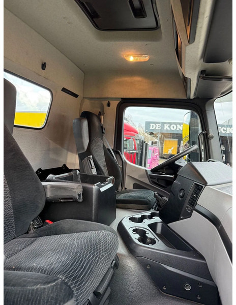 Interior photo 1: משאית עם שלדת תא Mercedes-Benz Antos 2730 LL 2017