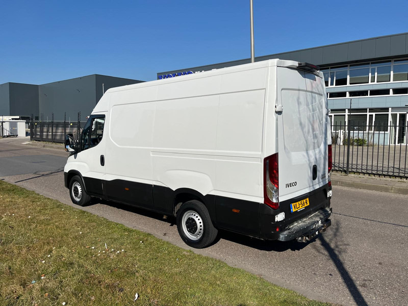 Interior photo 1: כלי רכב מסחרי עם לוח Iveco Daily 35 S 16V, Hi-Matic, 352 L H3, Airco, Camera