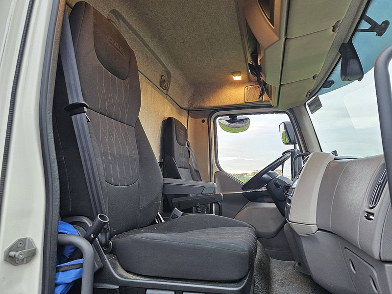 Interior photo 1: משאית וילונות צד DAF LF 210 7.49T AIRCO BOX 7.3M Interior photo 1: משאית וילונות צד DAF LF 210 7.49T AIRCO BOX 7.3M