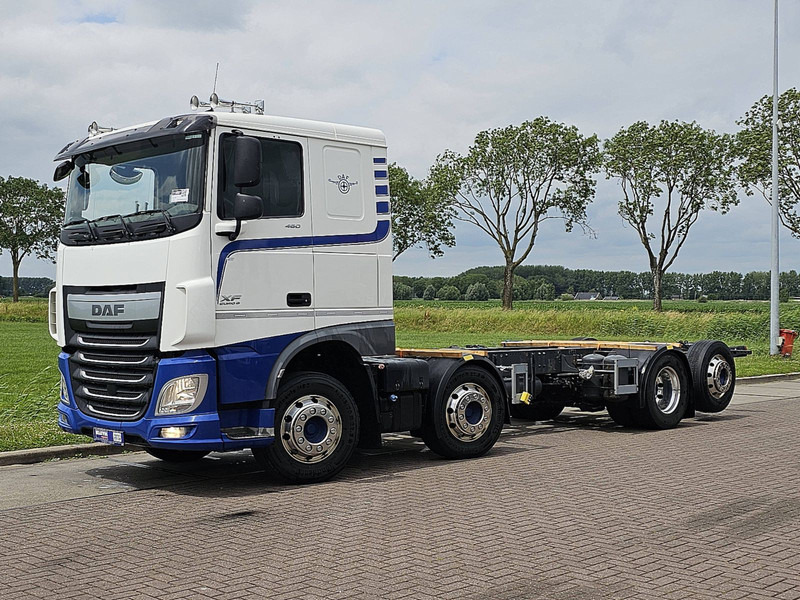 DAF XF 460 8X2 MAN. INT. ADR - משאית עם שלדת תא: תמונה 2 DAF XF 460 8X2 MAN. INT. ADR - משאית עם שלדת תא: תמונה 2