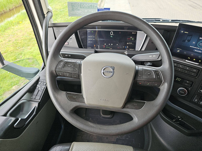 Interior photo 2: יחידת טרקטור Volvo FH 500 FH5 6X2 STEERED PTO