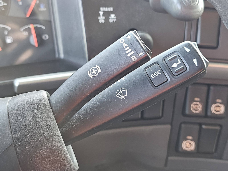 משאית תיבה Volvo FM 11.330 8X2 BÄR 2000KG LIFT: תמונה 10