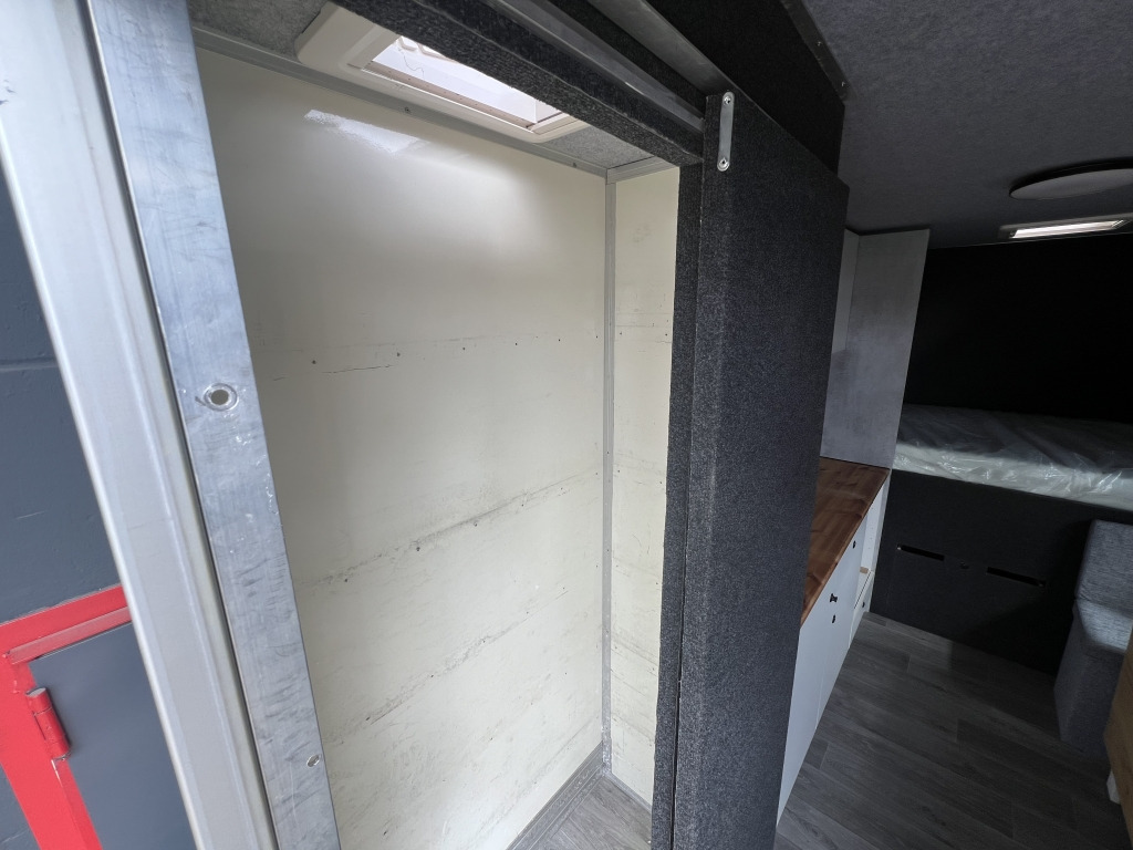 Iveco Daily 35S14 Klima Orig.127'km Küche Doppelbett - קרוואן: תמונה 3 Iveco Daily 35S14 Klima Orig.127'km Küche Doppelbett - קרוואן: תמונה 3