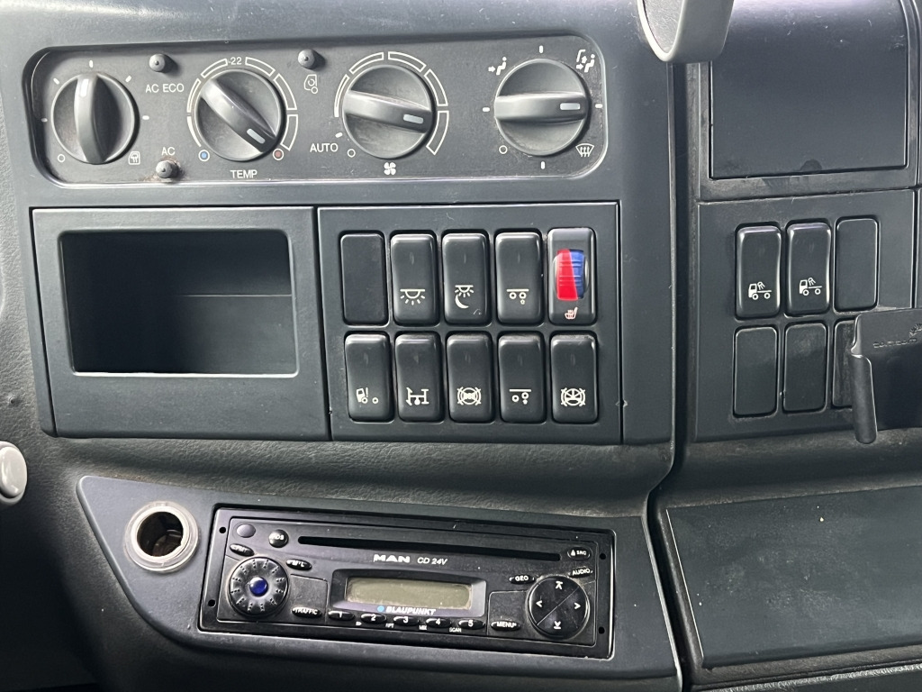 MAN TGA 26.440 6x2 LL Retarder Kran Palfinger 20002 - משאית וילונות צד, משאית מנוף: תמונה 2 MAN TGA 26.440 6x2 LL Retarder Kran Palfinger 20002 - משאית וילונות צד, משאית מנוף: תמונה 2