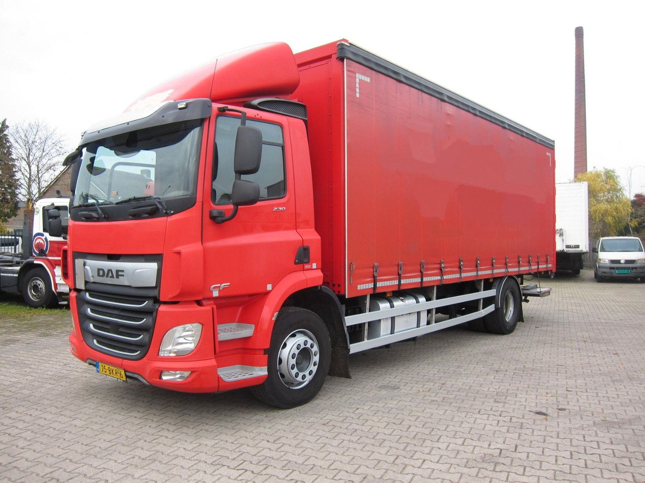 DAF CF 230 19T Schiebeplane LBW Portalturen - משאית וילונות צד: תמונה 1 DAF CF 230 19T Schiebeplane LBW Portalturen - משאית וילונות צד: תמונה 1